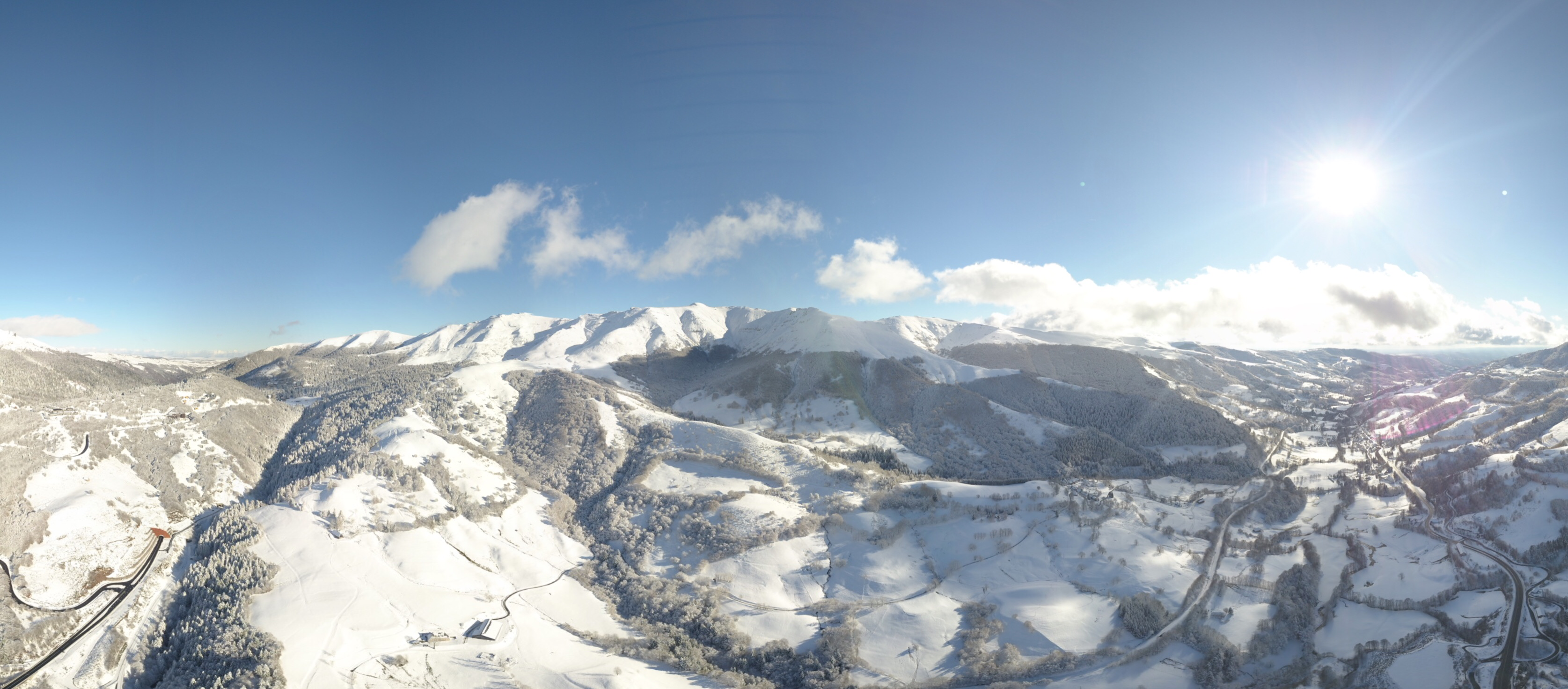 Panorama enneigé du massif du Lioran sous le soleil